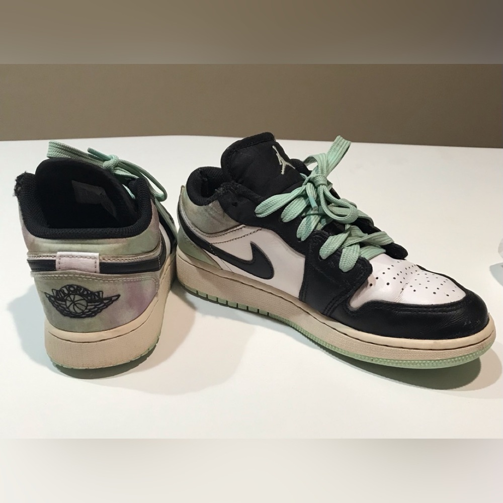 ☀️Nike Air Jordan Kid’s Black/White/Green Shoes, Size 4Y